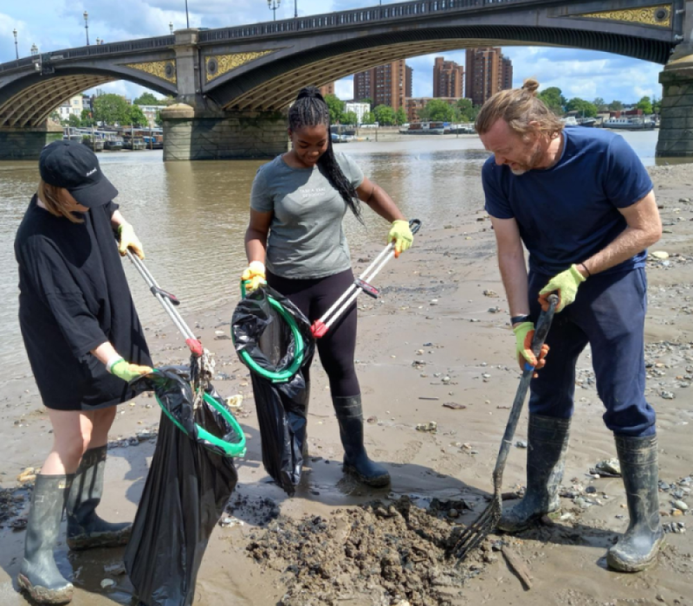 IABeers litter picking on the Thames